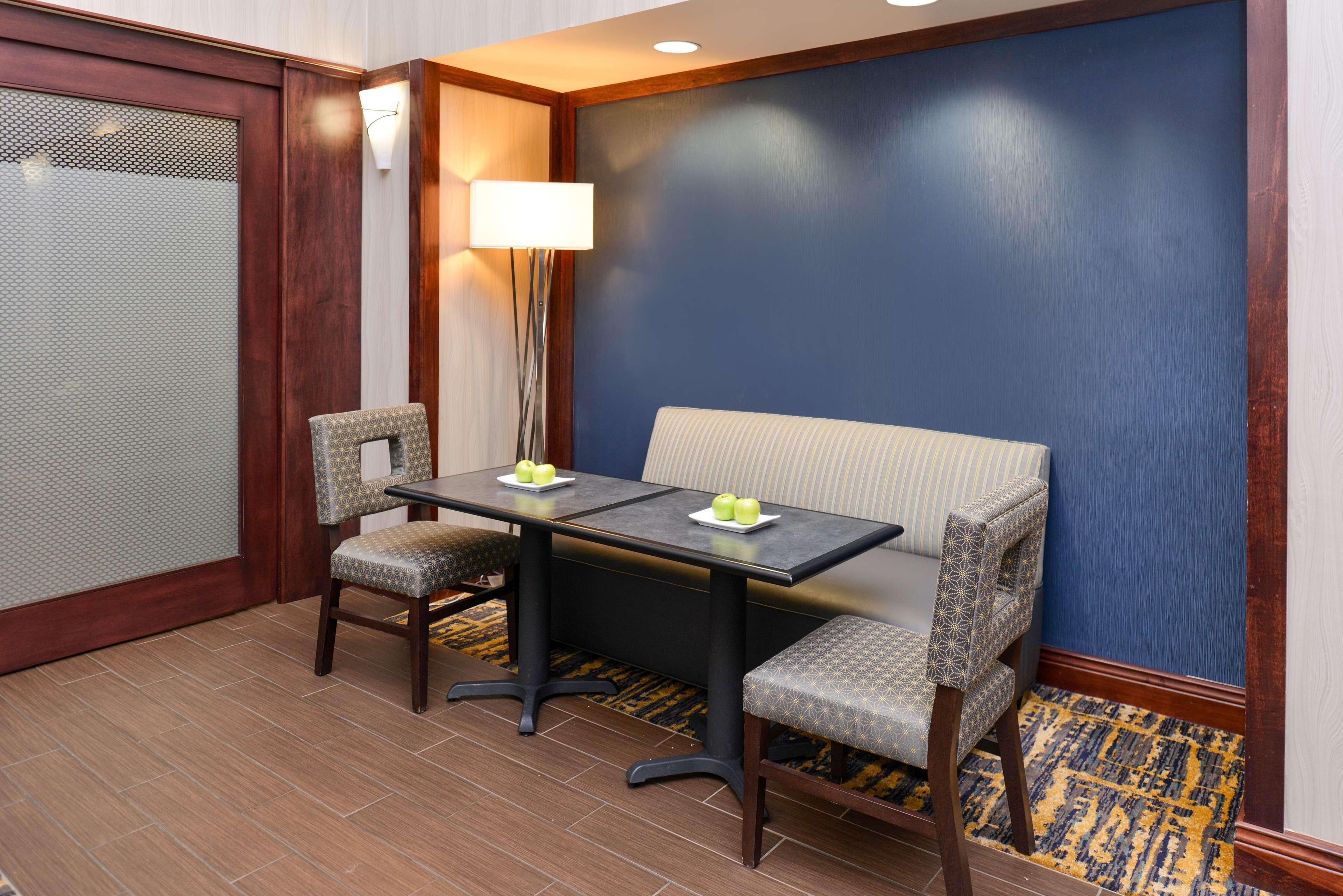 Hampton Inn & Suites Muncie Exterior photo