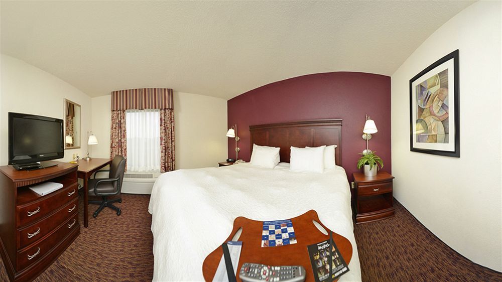 Hampton Inn & Suites Muncie Exterior photo